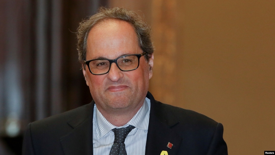 Quim Torra, kandidat yang diusulkan oleh mantan pemimpin Catalan, Carles Puigdemont untuk memimpin pemerintah daerah Catalan, tiba di parlemen di Barcelona, Spanyol, 11 Mei 2018. (REUTERS / Luis Felipe Castilleja).
