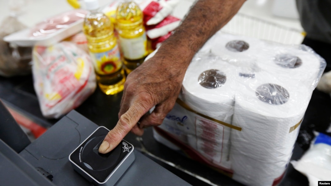 Los comerciantes informales, o buhoneros como se les conocen en Venezuela, podrían perder la nacionalidad si venden productos prohibidos.