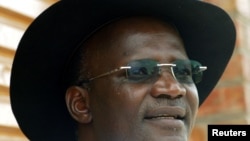  FILE -USikhwicamfundo Jonathan Moyo ukhuluma lentathelizindaba eTsholotsho, Zimbabwe, March 29, 2005. (REUTERS/Juda Ngwenya/File Photo - RC1832FF09C0) 