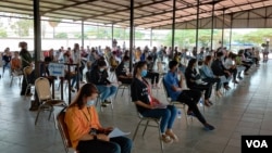 Garment workers returning to work in Phnom Penh after the Khmer New Year celebration are waiting for a health checkup at the Special Economic Zone in Phnom Penh, Cambodia on April 20, 2020. (Nem Sopheakpanha/VOA Khmer) 