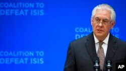 Menlu Amerika Rex Tillerson berbicara pada pertemuan anggota Koalisi Global untuk melawan ISIS di Washington DC, hari Rabu (22/3). 