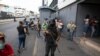 Un miembro de la Policía Nacional hace guardia alentando a las personas a regresar a sus casa debido al cierre ordenado para frenar la propagación de COVID-19, en Caracas, el pasado 2 de julio.