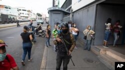 Un miembro de la Policía Nacional hace guardia alentando a las personas a regresar a sus casa debido al cierre ordenado para frenar la propagación de COVID-19, en Caracas, el pasado 2 de julio.