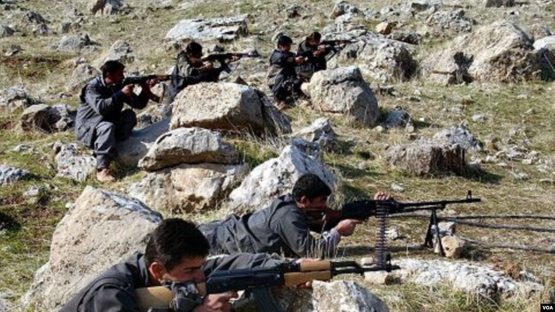 Anggota tentara pemberontak PKK melakukan latihan militer di wilayah Irak utara (foto: dok.).