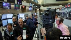 뉴욕 증권거래소(NYSE) 객장에서 트레이더들이 업무를 보고 있다. (자료 사진)