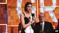 Dua Lipa menerima penghargaan sebagai artis pendatang baru terbaik pada acara penghargaan tahunan Grammy Awards yang ke-61 hari Minggu, 10 Februari 2019, di Los Angeles didampingi pemandu acara, Bob Newhart (foto: Matt Sayles/Invision/AP)