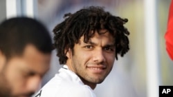 Le joueur égyptien Mohamed Elneny lors d'une séance d'entrainement à Port-Gentil, au Gabon, le 24 janvier 2017.