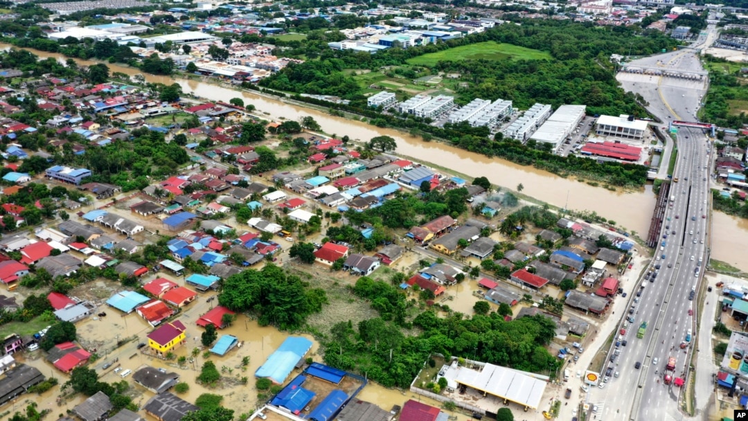 Pemandangan dari udara ini memperlihatkan sebuah desa yang terendam banjir di Puchong, luar Kuala Lumpur, Malaysia, Minggu, 19 Desember 2021. (Foto: AP)