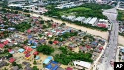 Pemandangan dari udara ini memperlihatkan sebuah desa yang terendam banjir di Puchong, luar Kuala Lumpur, Malaysia, Minggu, 19 Desember 2021. (Foto: AP)