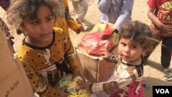 Des enfants vivant dans la banlieue de Mossoul en Irak, le 4 mai 2017. (Heather Murdock/VOA)