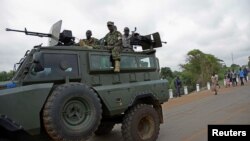 Des soldats ougandais sont en route pour évacuer les citoyens après les altercations à Juba au Soudan du sud, le 14 juillet 2016.