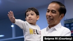 Presiden Joko Widodo bersama cucu pertamanya, Jan Ethes (foto: ilustrasi). Cucu laki-laki Jokowi bertambah dengan kelahiran anak laki-laki Bobby Nasution dan Kahiyang Ayu, 