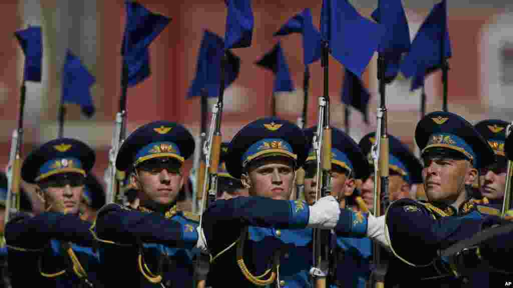 Des soldats de l&#39;armée russes défilent pour marquée leur 71 ans de &nbsp;victoire dans la seconde guerre mondiale sur la Place Rouge à Moscou, le 9 mai 2016.