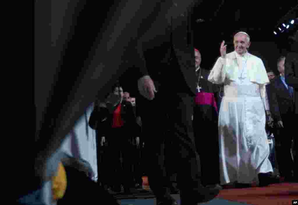 Pope Francis arrives to a farewell ceremony at the Rio de Janeiro airport, July 28, 2013.