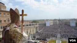 Paus Benediktus memberikan misa Paskah di hadapan ribuan umat Katolik di Lapangan Santo Petrus, Roma, Minggu (24/4).