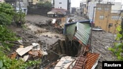 Rumah-rumah rusak akibat tanah longsor setelah hujan lebat melanda dustrik Izusan, Atami, Jepang (3/7). 