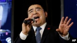 Recycling magnate Chen Guangbiao sings to the media and his guests from the New York City Rescue Mission at The Loeb Boathouse restaurant in New York, June 25, 2014. 