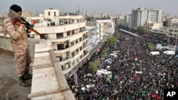지난달 25일 이란 테헤란에서 군인이 반정부 시위대를 감시하고 있다. 