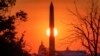 Matahari terbit di belakang Monumen Washington pada hari terakhir musim panas di Washington, D.C., 22 September 2020. (Foto: J. David Ake/AP Photo)