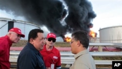 Tổng thống Venezuela Hugo Chavez tới thị sát nhà máy lọc dầu Amuay, ngày 26/8/2012