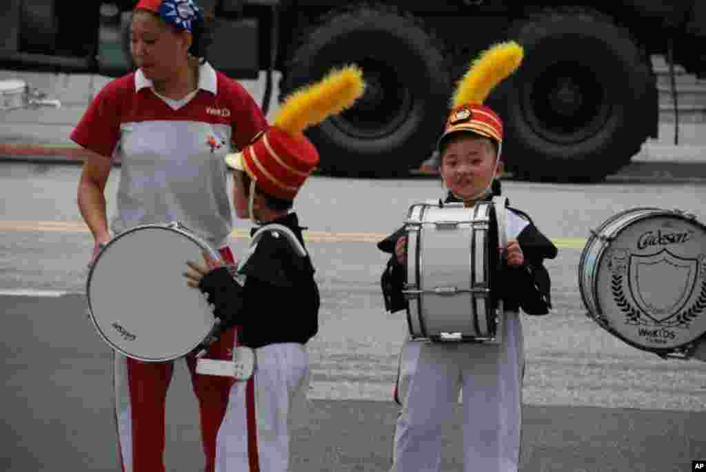 老師帶領幼稚園學生組成的儀仗隊綵排