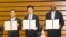 로이드 오스틴 미국 국방장관(오른쪽)이 신원식 국방장관(왼쪽부터), 기하라 미노루 방위상과 미한일 안보협력 프레임워크에 대한 협력각서에 서명한 후 기념촬영을 하고 있다. 