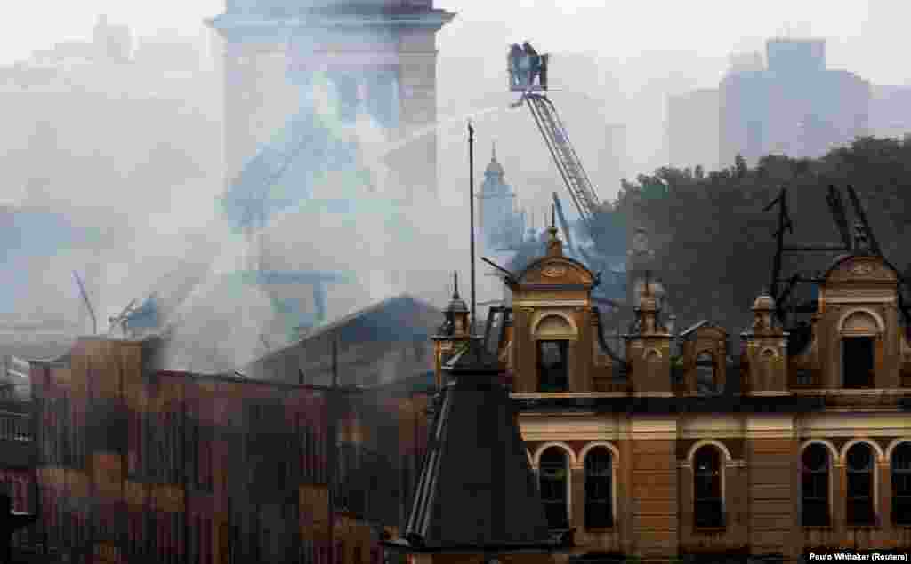 Bombeiros combatendo o incêndio que consumiu o Museu da Língua Portuguesa em São Paulo, Brasil. Dez.21, 2015