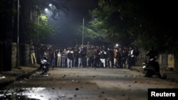 Para demonstran meneriakkan slogan-slogan dalam demo menolak Undang-Undang Kewarganegaraan di New Delhi, India, 15 Desember 2019.