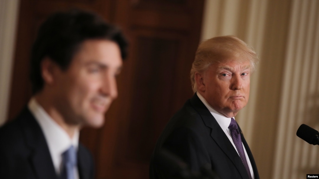 Presiden AS Donald Trump (kanan) mendengarkan Perdana Menteri Kanada Justin Trudeau berbicara dalam komferensi pers gabungan di Washington (13/2). (Reuters/Carlos Barria)