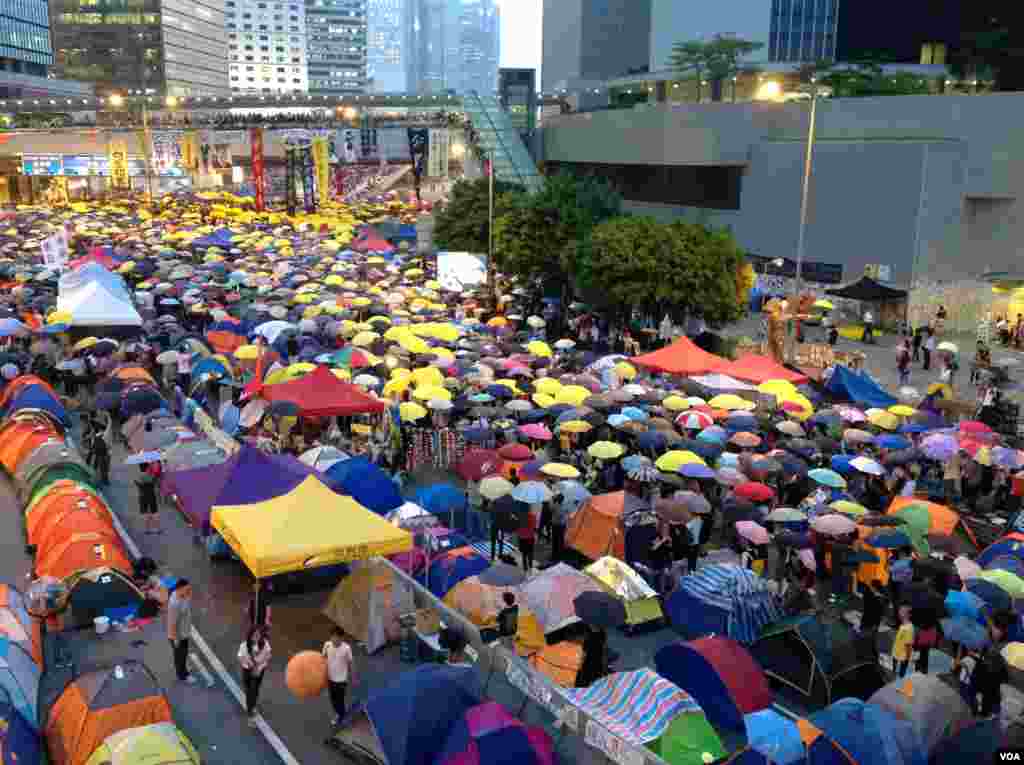 万人云集金钟占领区纪念占领运动满月 (美国之音图片/海彦拍摄 )