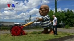 مجسمه ای از پیکاسو با تیشرت معروفش در حال زدن چمن در نیویورک