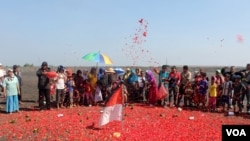 Warga penyintas lumpur Lapindo melakukan tabur bunga jelang peringatan 9 tahun semburan lumpur Lapindo, Minggu 24 Mei 2015. (VOA/Petrus Riski)