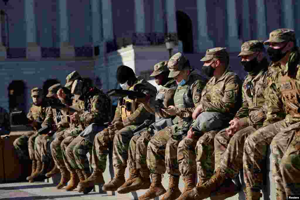 Los soldados almuerzan y descansan a las afueras del Capitolio. 13 de enero de 2021.