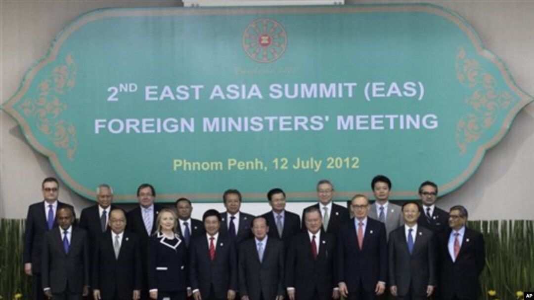 Menlu Clinton (nomor enam dari kiri) dan Menlu RI Marty Natalegawa (nomor dua dari kanan) nampak diantara para Menlu yang menghadiri KTT Asia Timur ke-2 di Kamboja di sela-sela pertemuan ASEAN di Phnom Penh, Kamboja (12/7) 