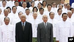 Cambodia's King Norodom Sihamoni, second right, poses for photograph altogether with Hun Sen, right, Cambodian Prime Minister, Chea Sim, second left, Cambodia Senate President, Heng Samrin, left, Cambodian National Assembly President, in front of the National Assembly in Phnom Penh, Cambodia, Wednesday, Sept. 24, 2008. Cambodia's newly elected lower house of parliament held its inaugural session Wednesday, ushering in a new era of sweeping power of Prime Minister Hun Sen's ruling party in the impoverished Southeast Asian nation. (AP Photo/Heng Sinith)