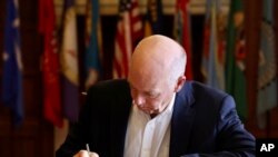 蒙大拿州長格雷格·詹福爾特(Greg Gianforte)2023年5月17日簽署法案禁止中國公司擁有的TikTok在該州運作。 （蒙大拿州長辦公室照片）