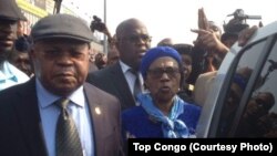 Etienne Tshisekedi, leader de l’Union pour la démocratie et le progrès social (UDPS), à gauche, accompagné de son épouse, Marthe Tshisekedi, à gauche, et des cadres de son parti, a atterri à l’aéroport international de N’Djili à son