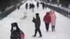 Un agente de seguridad y otras personas que pasean por el parque Tiantan de Beijing usan máscaras para protegerse del coronavirus el 6 de febrero de 2020.