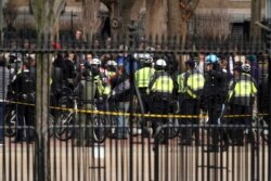 La policía vigila al grupo Acción Anti Fascista durante un mitin frente a la Casa Blanca en Washington, EE. UU., 5 de enero de 2019.