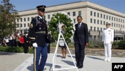 Президент Обама возлагает венок у здания Пентагона, атакованного террористами 11 сентября 2001г.