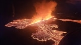 Lava dan asap menyembur dari gunung berapi dekat Grindavik di semenanjung Islandia Reykjanes, Gambar selebaran yang dirilis pada 21 November 2024. (Departemen Pertahanan Publik dari Polisi Negara Islandia/ AFP) 