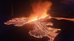 Lava dan asap menyembur dari gunung berapi dekat Grindavik di semenanjung Islandia Reykjanes, Gambar selebaran yang dirilis pada 21 November 2024. (Departemen Pertahanan Publik dari Polisi Negara Islandia/ AFP) 