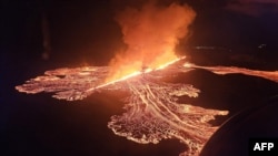 Lava dan asap menyembur dari gunung berapi dekat Grindavik di semenanjung Islandia Reykjanes, Gambar selebaran yang dirilis pada 21 November 2024. (Departemen Pertahanan Publik dari Polisi Negara Islandia/ AFP) 