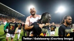 Ciyaartooyda GAlatasaray oo u dabaaldagaya hanashad ahoryaalki 21-aad ee ay qaadeen Axadi. 2018. (Twitter/Galatasaray)