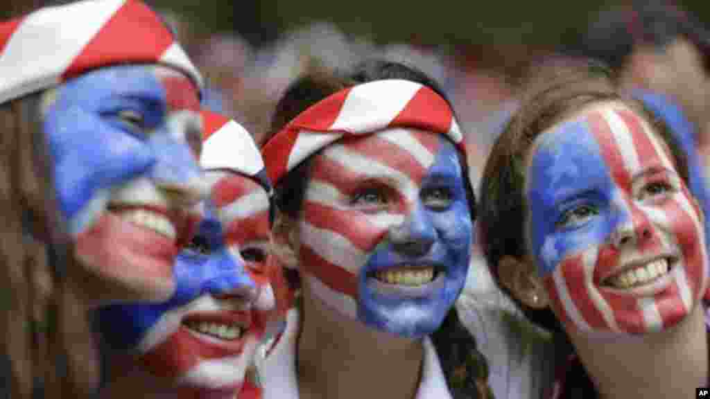 Visages peints aux couleurs américaines, les supporteurs de l&rsquo;équipe nationale américaine de football féminin sourient à la tribune du stade olympique de Vancouver, Colombie-Britannique, lors du match de la finale de la Coupe du Monde contre le Japon, le 5 juillet 2015.