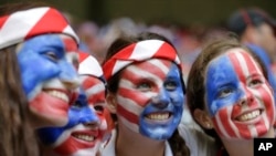 Les fanes de l'equipe des Etats Unis lots du Mondial feminin a Vancouver, British Columbia, Canada, Sunday, July 5, 2015. (AP Photo/Elaine Thompson)