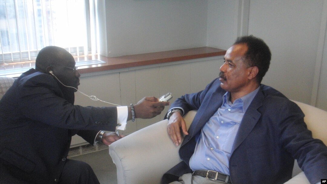 Eritrea President Isaias Afewerki (r) being Interviewed by VOA`s Peter Clottey in New York (file photo).