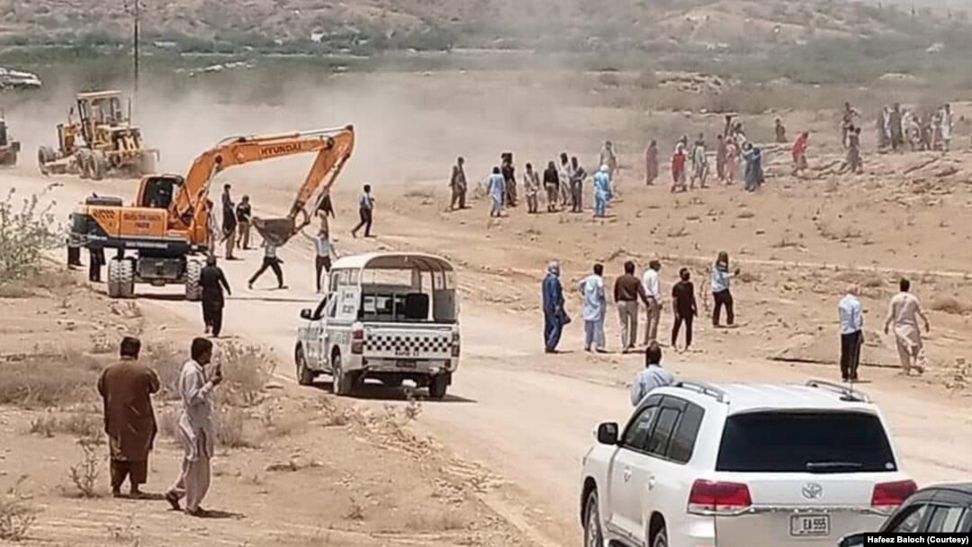 قدیم گوٹھوں کے رہائشیوں نے نجی ہاؤسنگ سوسائٹی پر ان کی زمینیں ہتھیانے کا الزام عائد کیا ہے۔ 