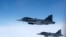 ARCHIVO - Aviones Saab JAS 39 Gripen de la Fuerza Aérea Sueca vuelan junto a una aeronave que simula intercepciones aéreas, durante una jornada de prensa que ilustra cómo la OTAN protege el espacio aéreo en la región norte y noreste de la Alianza, el 4 de julio de 2023.