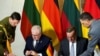 Министр обороны Германии Борис Писториус и министр обороны Литвы Арвидас Анушаускас подписывают соглашение о размещении немецких войск в Литве. Вильнюс. 18 декабря 2023 года.
